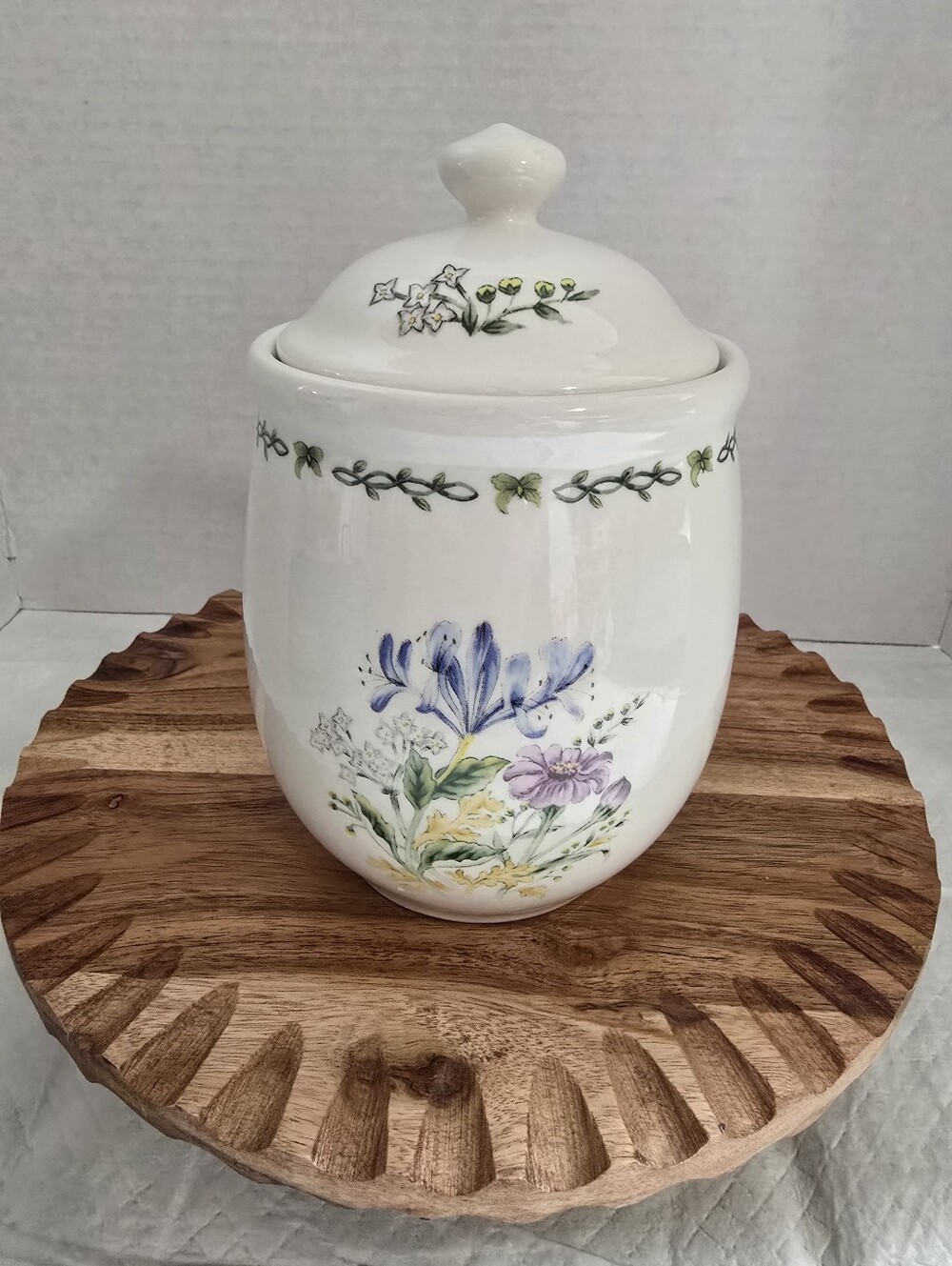 Thomson Pottery Floral Garden Small Canister 7" Vtg EUC TO "PRISTINE CONDITION".